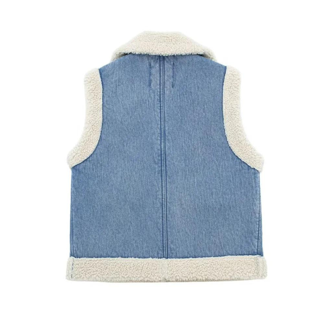 Denim jacket with shearling – vintage flair.