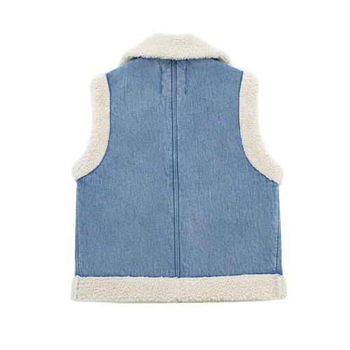 Denim jacket with shearling – vintage flair.
