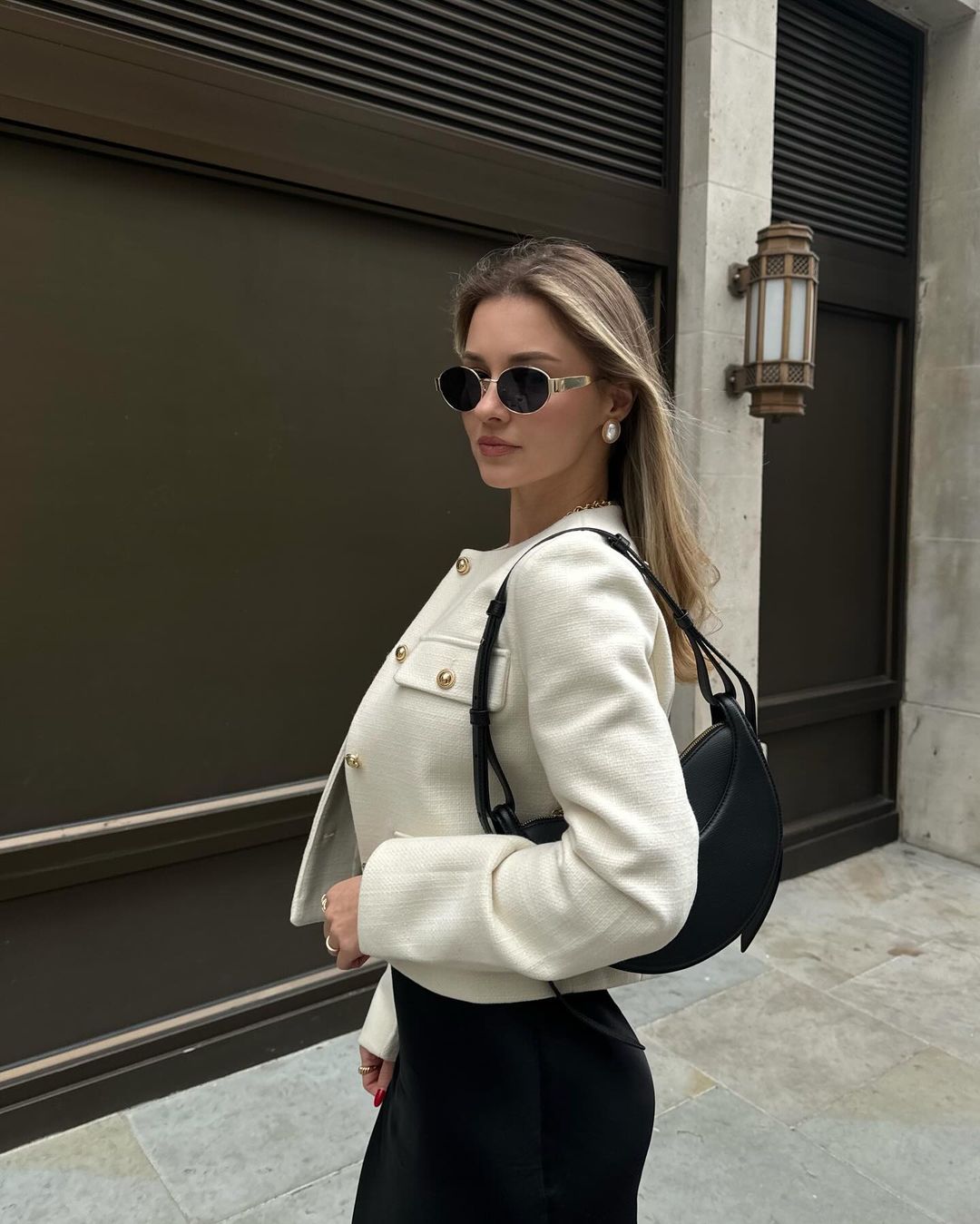 Vintage cropped jacket – timeless elegance for the style-conscious.